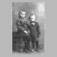 111-0088 Kurt und Rudi Werner ca. 1922. Es sind die Soehne des Baeckermeisters Ernst Werner aus Wehlau.jpg